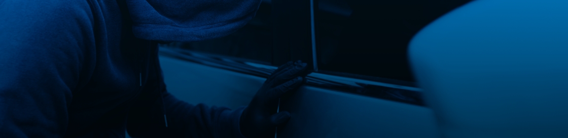 dunkelblaues Bild von einem Fahrzeuginnenraum